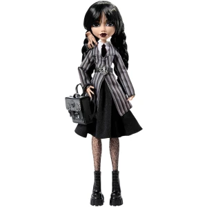 Monster High Mercredi Addams en Uniforme Poupée à Collectionner dans l’Uniforme de l’Académie Nevermore avec La Chose et Un Sac à Dos, Socle pour poupée, HXJ04