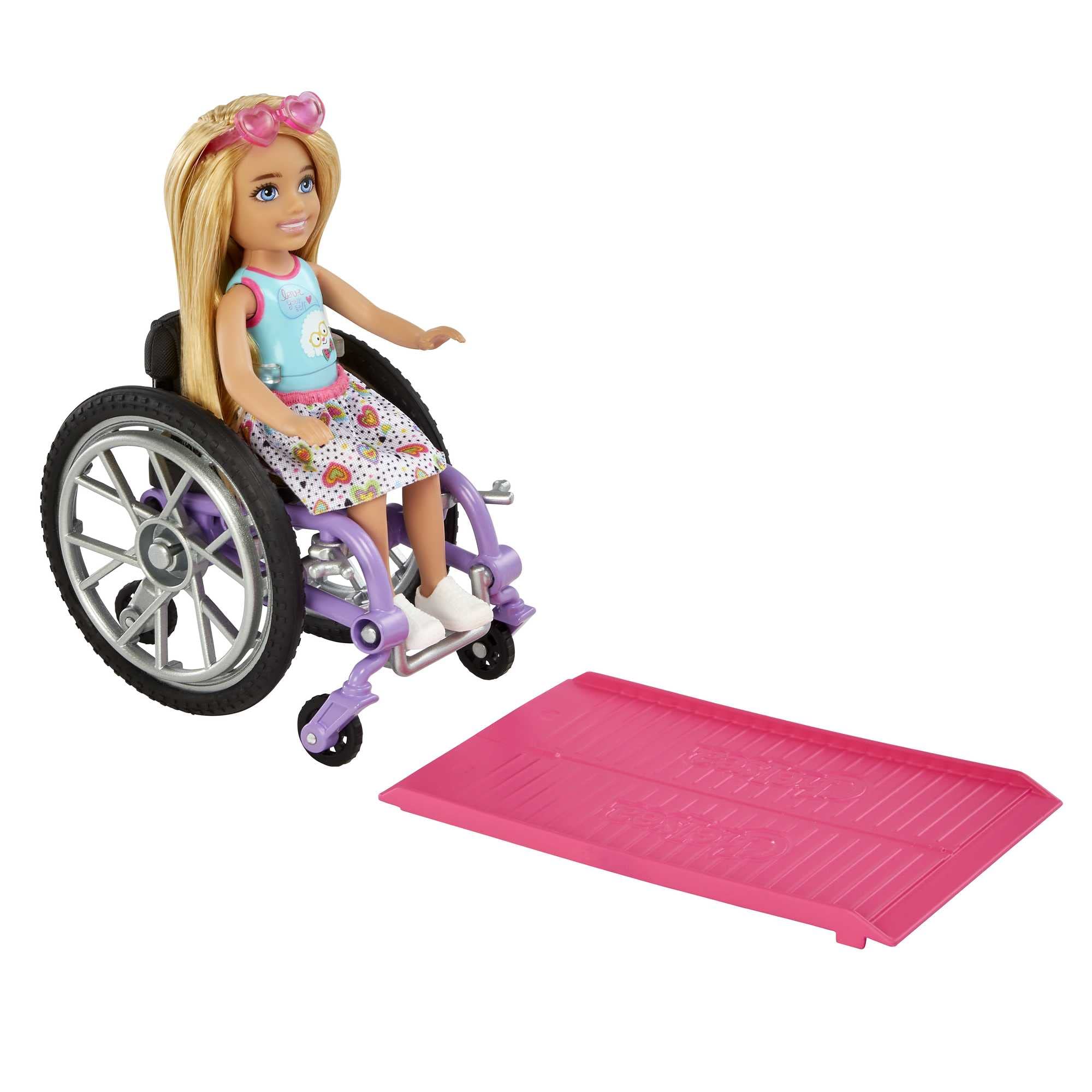 Poupée Chelsea EnfantCado avec fauteuil roulant et rampe d'accès – Image 2
