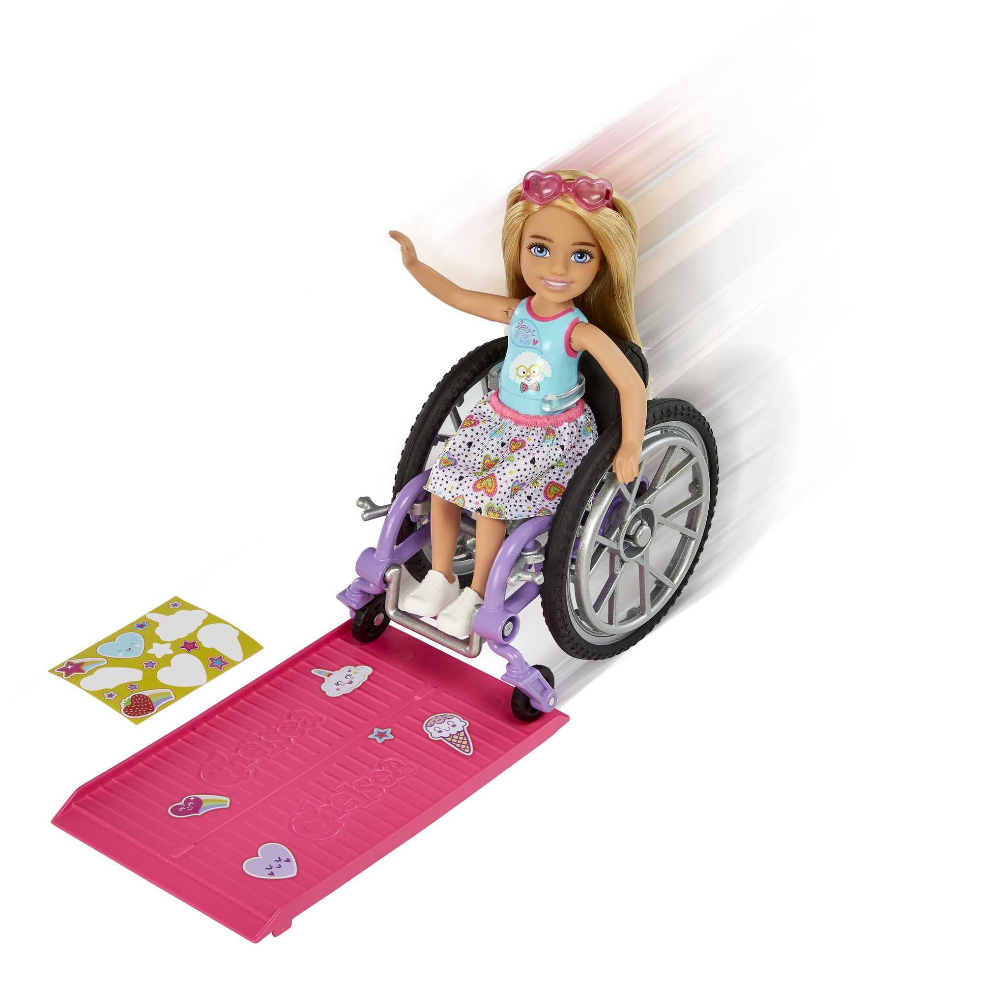 Poupée Chelsea EnfantCado avec fauteuil roulant et rampe d'accès – Image 5