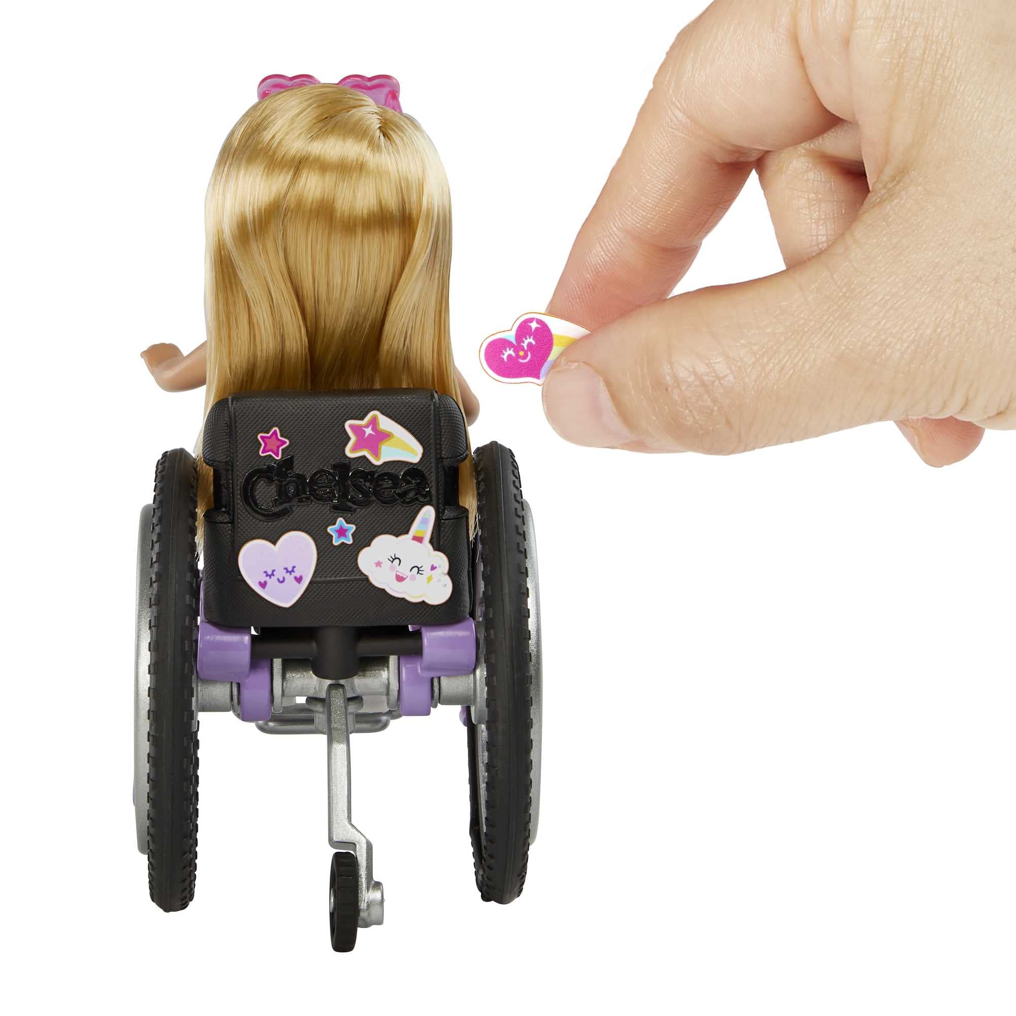 Poupée Chelsea EnfantCado avec fauteuil roulant et rampe d'accès – Image 3