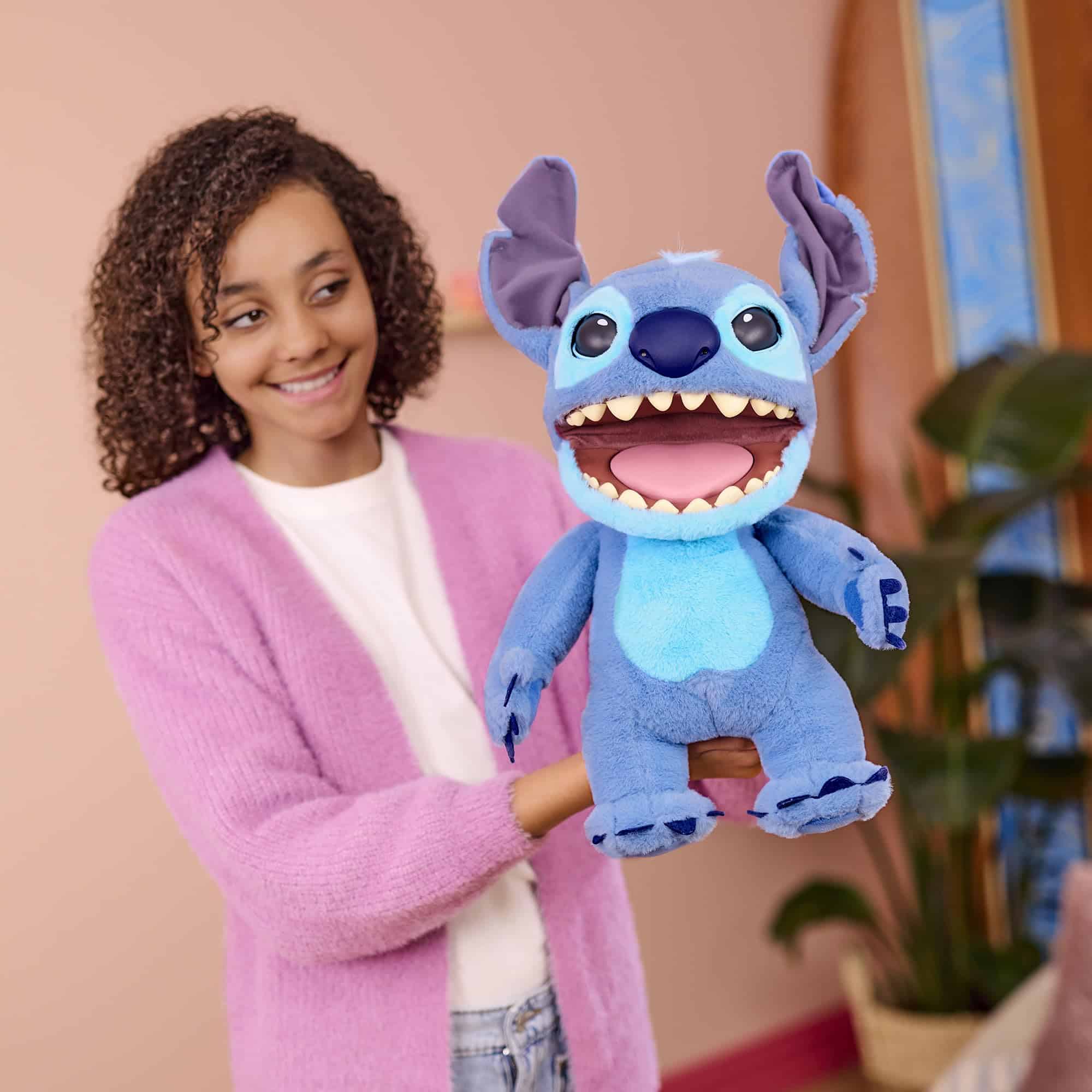 Peluche animatronique Stitch RealFX EnfantCado 45,7 cm – Image 7
