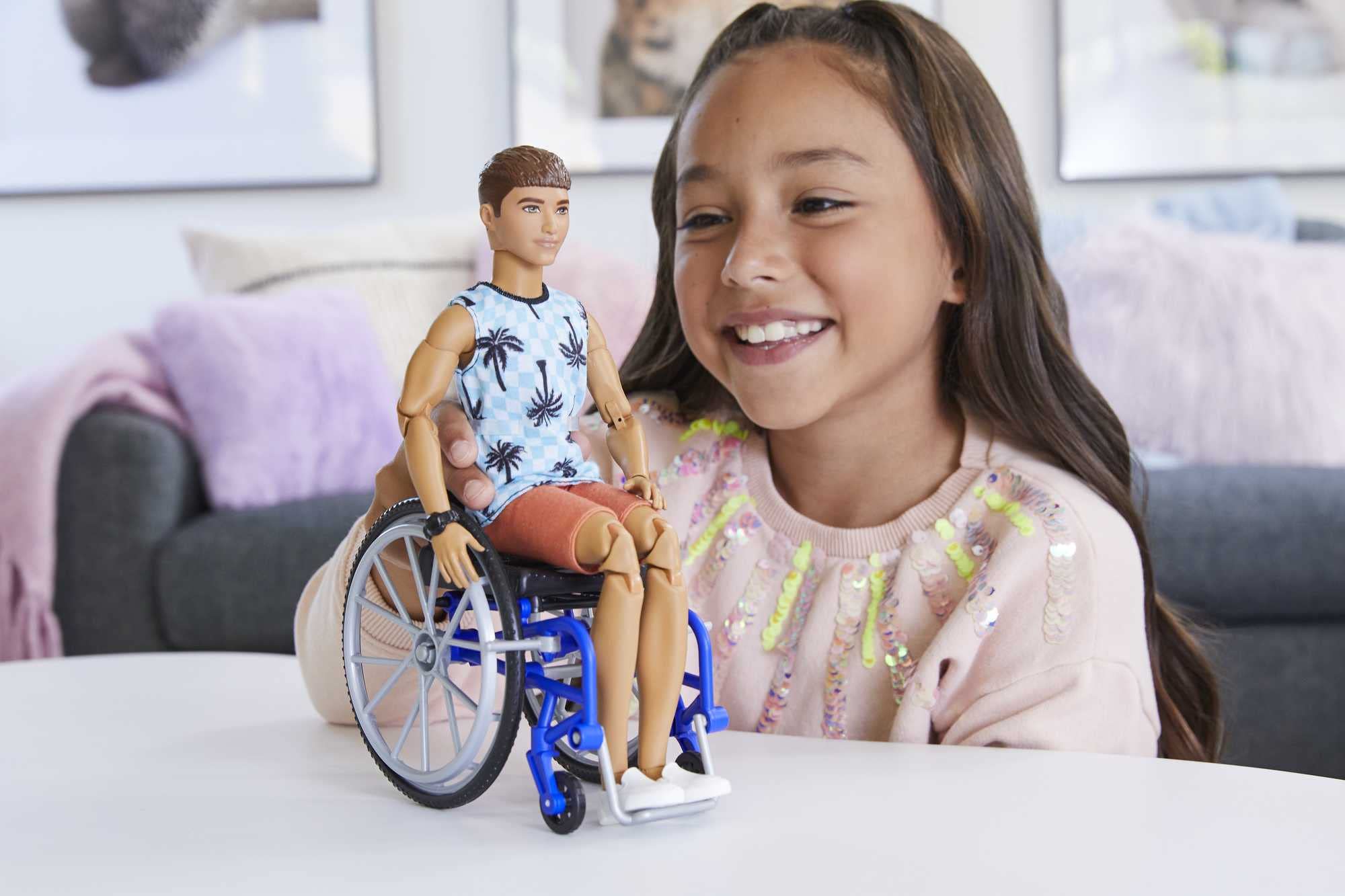 Poupée Ken Fashionistas EnfantCado avec fauteuil roulant et rampe – Image 2