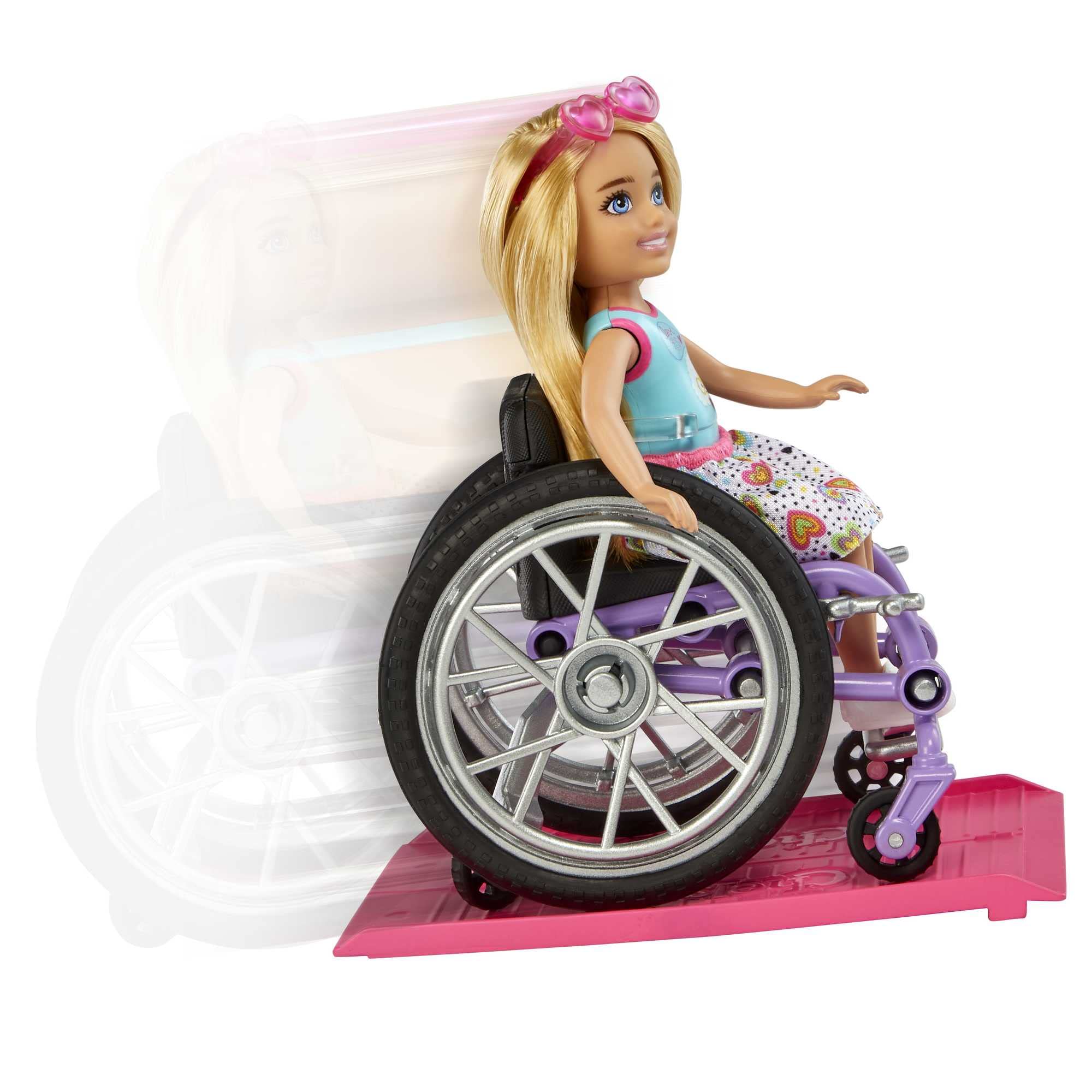 Poupée Chelsea EnfantCado avec fauteuil roulant et rampe d'accès – Image 4