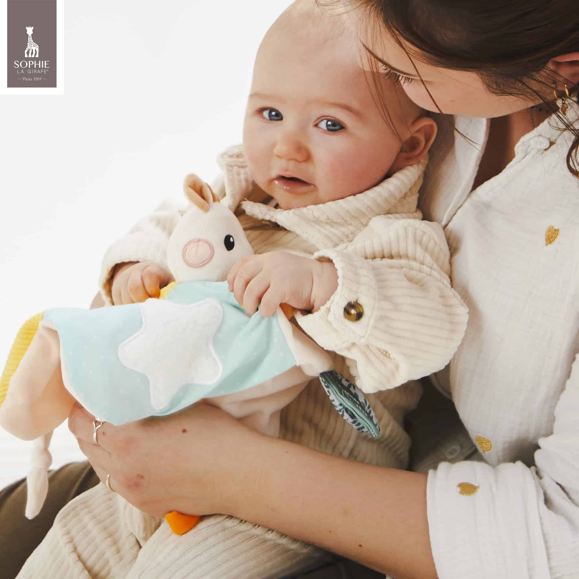 Doudou plat Sophie la Girafe Vulli multitexture avec attache sucette – Image 2
